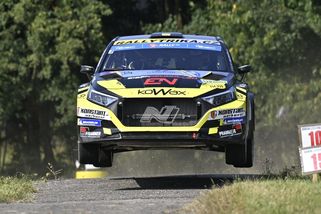 Skandál na zlínské rally. Pořadatel agresivně napadl fanouška - Sport.cz